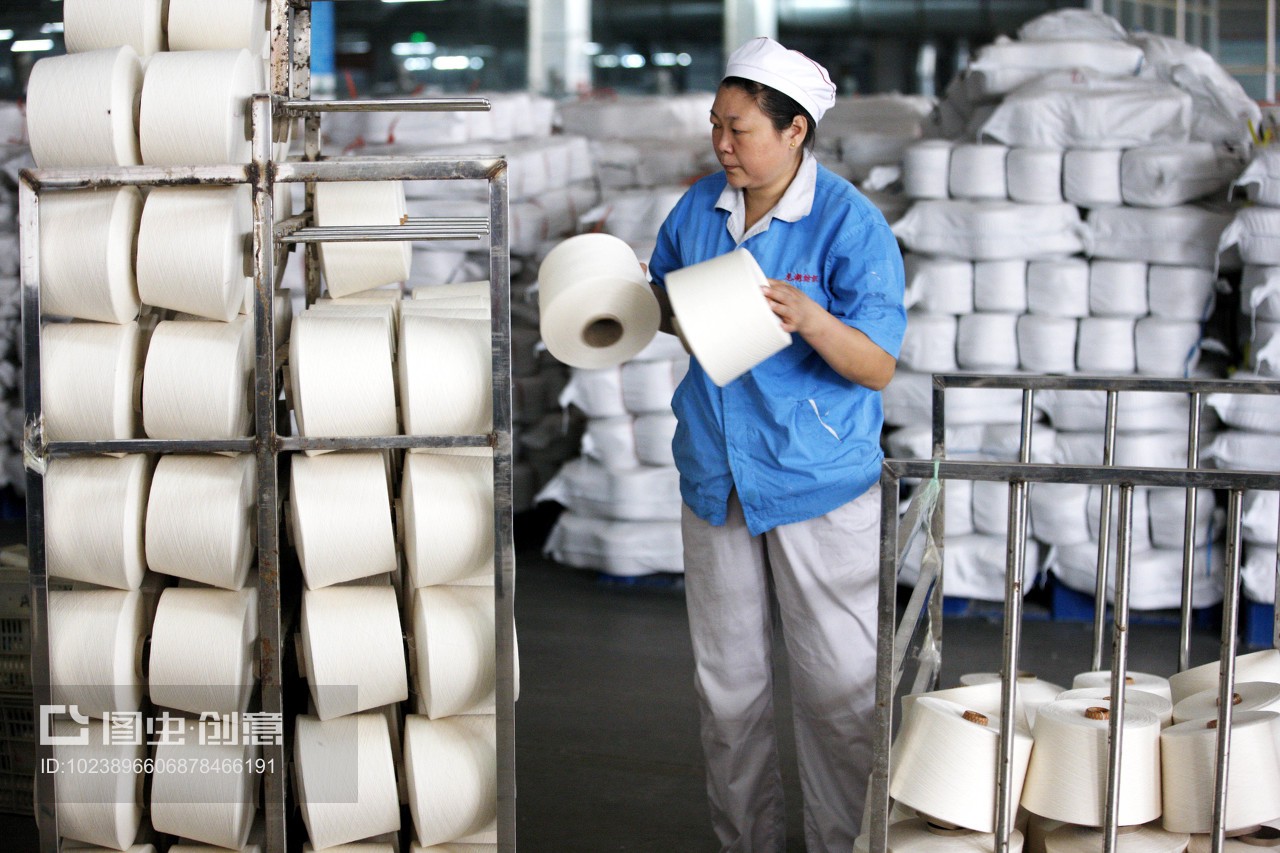 安徽省淮北市,啟鑫紡織廠的生產(chǎn)車間內(nèi),紡織女工加工出口的歐美地區(qū)的紡織品。